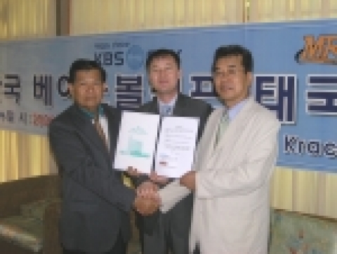 타이 캔카찬리조트의 오 란 회장, KBS SKY 서경원 편성팀장, 스포츠 테레카 우수창 사장(왼쪽부터) 
  
