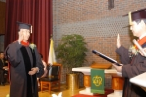 한일장신대학교 제3대 정장복 총장 취임식이 17일 성대하게 열린 가운데 정총장이 김동엽 이사장으로부터 취임서약을 하고 있으며, 취임사를 밝히고 있다.