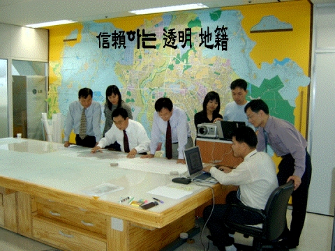 광주시는 19일부터  21일까지 서울 코엑스 그랜드불륨에서 개최되는 '지적혁신엑스포  2005'에 광주시의 '세부측량 지적원도(연속도면 DB구축)기준으로  지적·임야도， 시·도·구·동간 접합 사업'이 선정됐다