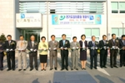 손학규 경기도지사가 10월 17일 경기도 수원시 정자동 경기도립의료원 수원병원에 열린 통합 경기도립 의료원 개원식에서 기념테이프를 자르고 있다.