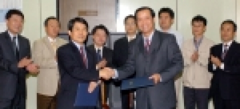 야후!코리아 성낙양 대표(사진 오른쪽)와 KBS 이일화 보도본부장(사진 왼쪽)이 2006년 독일 월드컵 관련 제휴를 맺은 뒤 악수를 나누고 있다.