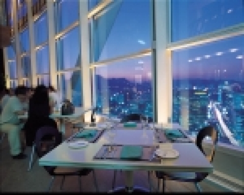 종로타워 빌딩 33층에 자리잡고 있는 호텔신라 직영 카페 & 그릴 ‘탑클라우드’