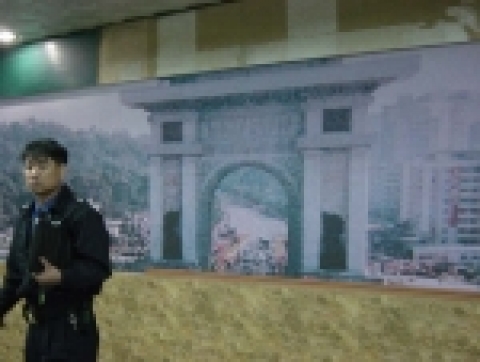 대전 유성여자고등학교 교사 신용한씨가 대전시내 평송수련원 앞길 지하도 벽면에 평양 시내의 모습을 담은 대형사진이 여러 장 설치되어 있어 뉴스와이어에 알려왔다.