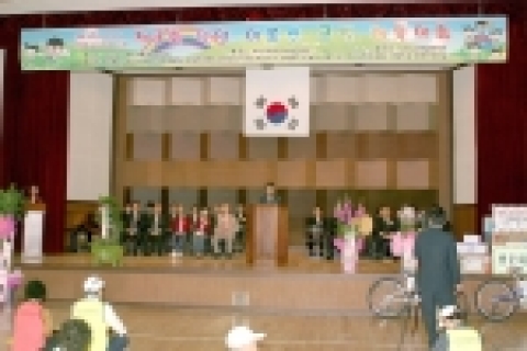 지난 18일 개관 5주년과 노인의 날을 기념하여 덕양노인종합복지관주관으로 덕양구 화정동 화수고등학교 운동장에서 덕양 어르신 금빛체육대회가 열렸다.