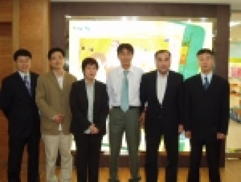 지난 13일 100년 전통의 유니폼회사(일본CO-COS社)구매담당임원(사또 유끼꼬)이 인따르시아 신 사옥준공 축하와 수출 관련 협의를 위해 방문 했다.