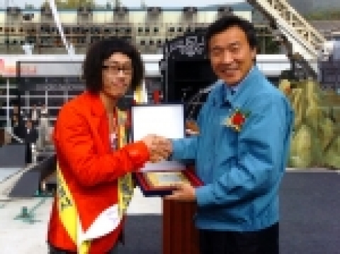 손학규 경기도지사가 10월 18일 과천 서울랜드에서 열린 119 대축제에 참석하여 인기 개그맨 정만호씨에게 경기소방명예홍보대사 위촉패를 수여하고 있다.