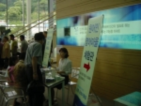 강릉금호 어울림 영어마을은 시행사의 부담으로 2년간 무료로 운영 될 예정이며 A4 Education은 지난 7월 아파트 모델 하우스에서 영어마을 운영 시연 및 설문조사를 펼쳤다.