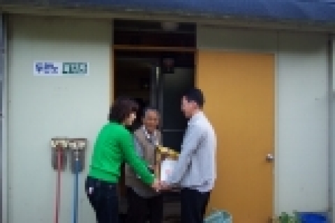 지난 14일 화정2동사무소에서는 무명의 독지가로부터 접수된 20Kg 쌀 4포대가 관내 어려운이웃 4세대에게 전달되었다.
