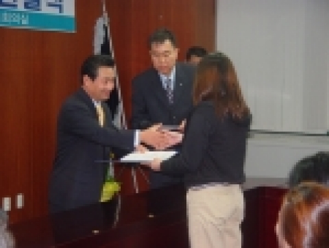 관동대학교 총동창회(회장 김남훈)는 18일 오후 4시 관동대학교 행정연구동 3층 회의실에서 총동창회 장학금을 전달하였다.