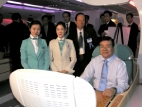 대한항공은 10월18일 성남 서울공항 서울에어쇼장내 대한항공 전시관에서 조양호(趙亮鎬) 대한항공 회장이 참석한 가운데, A380 차세대 초대형 항공기의 실물크기 모형 동체를 공개했다.