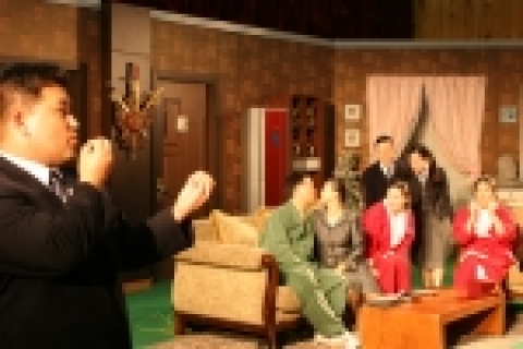 18일 창원대학교 사림관 강당에서 ‘휘센과 함께하는 장애인을 위한 무료연극공연’에서 청각장애인을 위해 수화통역사가 연극 내용을 전달하고 있다.