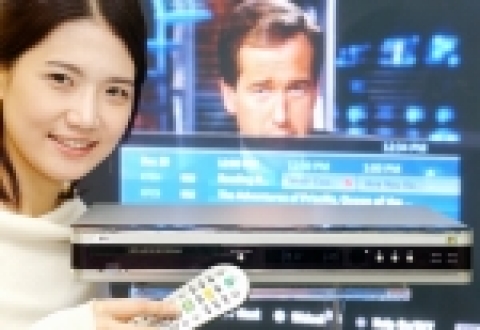 LG전자가 MS社의 EPG솔루션을 세계 처음으로 탑재한 DVD레코더를 통해 EPG서비스를 시연하고 있다.