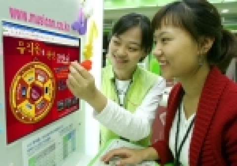 폰앤펀 강남점(서초동)에서 LG텔레콤 고객이 뮤직온사이트(www.musicon.co.kr)를 통해 100%당첨 다트판 돌리기 게임을 즐기고 있는 모습.