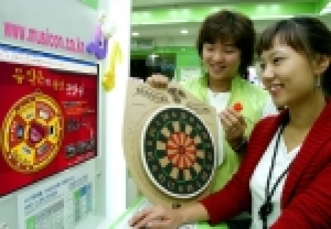 폰앤펀 강남점(서초동)에서 LG텔레콤 고객이 뮤직온사이트(www.musicon.co.kr)를 통해 100%당첨 다트판 돌리기 게임을 즐기고 있는 모습.