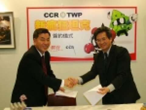 CCR 윤기수 부사장(사진 좌측)과 TWP 주모식 사장이 뉴포트리스 대만 수출 계약 체결 후 악수를 나누고 있다.