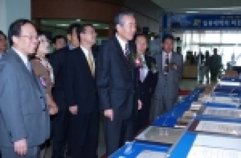 국립 경상대학교는 개교 57주년을 맞아 '新 일류대학의 비전을 선도하는 개척인'이라는 주제로 대학사 자료 전시회를 19일부터 11월 4일까지 중앙도서관 1, 2층에서 개최한다. 사진은 조무제 총장이 전시된 자료를 둘러보고 있는 모습.