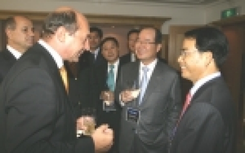 루마니아 바세스쿠 대통령(좌), 대우조선해양 정성립 사장(가운데), 진대제 정보통신부 장관(우)이 환담을 나누고 있다.