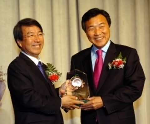 10월19일 조선호텔에서 제1회 한국을 빛낸 CEO 글로벌부문에 상을 받은 손학규 경기도지사가 정운찬 서울대 총장으로부터 상패를 받고 있다.