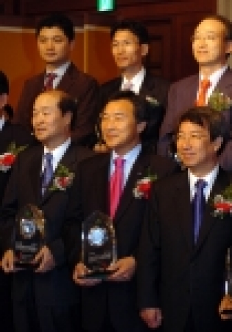 10월19일 조선호텔에서 제1회 한국을 빛낸 CEO 글로벌부문에 상을 받은 손학규 경기도지사가 시상식후 다른 시상자들과 함께 기념 촬영을 하고 있다.