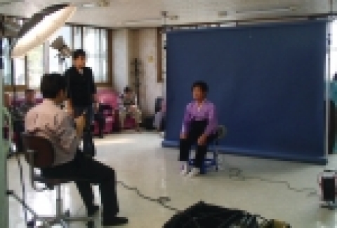 한난의 자체 사회봉사 활동 조직인「한난행복나눔단」은 지난 10월 18일 경기도 광주시 오포면 신현리에서 저소득층 노인 30여명을 대상으로 영정사진을 촬영하는 활동을 벌였다