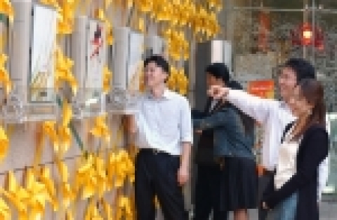 예술의 전당 한가람 미술관을 찾은 관람객들이 미술관 입구 외벽에 봉국환 디자이너가 바람개비와 갈대, 5대의 휘센을 이용해 가을 이미지를 형상화한 퍼포먼스를 감상하고 있다.