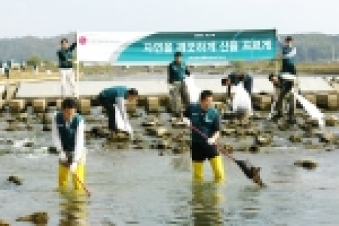 19일 LG전자 평택사업장 임직원 200여명이 평택 무봉산과 인근 하 천에서 오물을 수거하며 &#039;푸른산 사랑운동&#039; 을 펼치고 있는 모습