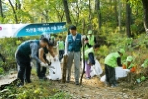 19일 LG전자 평택사업장 임직원 200여명이 평택 무봉산과 인근 하 천에서 오물을 수거하며 &#039;푸른산 사랑운동&#039; 을 펼치고 있는 모습