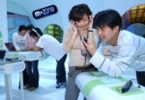 삼성전자는 20일 국내최초로 코엑스에 110평 규모의 복합 멀티미디어 체험관 M-ZONE을 오픈했다.