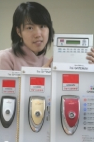 국내 디지털도어록 대표업체인 아이레보는 설치 및 이전이 간편한 보조키 타입의 네트워크도어록, 게이트맨 프라임340 3종을 출시한다.