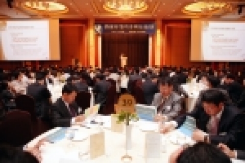 신한은행, 조흥은행, 굿모닝신한증권, 신한생명등은 10월 20일 오전 10시 중구 소공동 소재 롯데호텔 크리스탈볼룸에서 그룹내 계열사와 거래하는 약 350여개 기업의 부서장 및 퇴직연금 관계자들을 초청하여 퇴직연금 공동설명회를 가졌다,