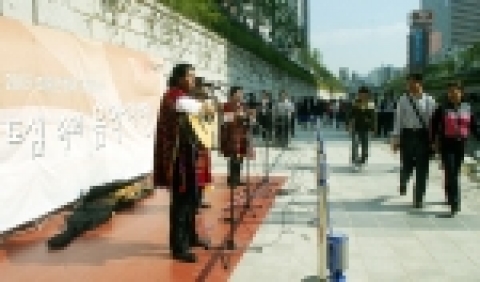 조흥은행은 청계천 복원을 기념하며, 20일 조흥은행 본점 앞 청계천 광교아래에서 음악회를 개최했다