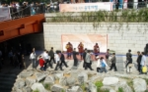 조흥은행은 청계천 복원을 기념하며, 20일 조흥은행 본점 앞 청계천 광교아래에서 음악회를 개최했다