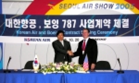 사진 왼쪽은 서상묵 대한항공 항공우주사업 본부장(Sang Muk Seo, president of Korean Air’s Aerospace Division), 오른쪽은 웨이드 코넬리우스 사업개발 및 글로벌 전략담당 부사장(Wade Cornelius, executive vice president of Boeing’s Product Development and Global Strategy Division)