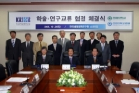 (앉아 계신분들) 좌측 - 건양대학교병원장 이영혁   가운데 - 한국생명공학연구원장 이상기  우측 - 건양대학교총장 김희수