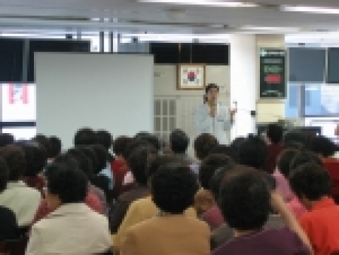 건양의대 김안과병원은 20일 영등포노인대학(학장 정준탁)에서 『눈꺼풀 질환 및 성형』을 주제로 월례 건강강좌를 실시했다.