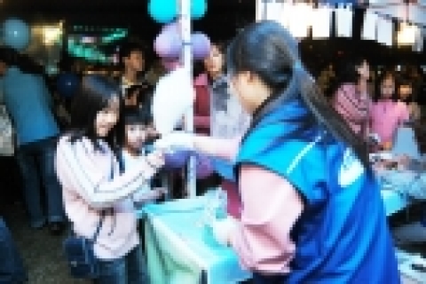 삼성전자는 구미사업장에서 19, 20일 이틀간 지역주민, 협력업체, 삼성전자의 임직원 및 가족이 한마음으로 참여하는 '국화축제'를 열었다.