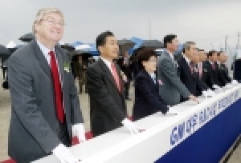 21일 'GM DAEWOO 청라 테크센터' 기공식에 참석한 GM DAEWOO 닉 라일리(Nick Reilly) 사장(맨 왼쪽)과 인천시 안상수 시장(왼쪽 두번째) 등 행사 관계자가 청라 테크센터 부지 조성 사업을 기념하기 위한 발파식에서 발파 버튼을 누르고 있는 모습.