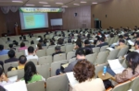 부산은행은 기업체 퇴직급여 담당자를 초청하여 부산상공회의소 1층 대강당에서 ‘퇴직연금제도’에 관한  설명회를 10월 21일 실시했다.