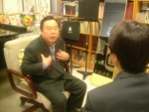 서울시광역정신보건센터 관계자와 담화를 나누고 있는 임웅균 교수