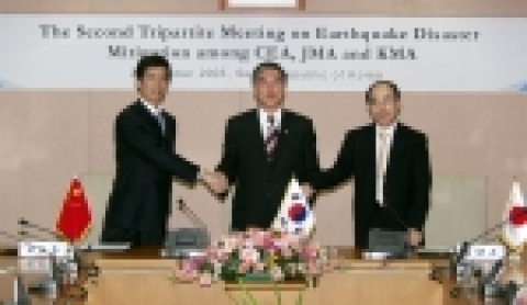신경섭 기상청장은 22일 중국 지진청(CEA)의 첸 지안민(Chen Jianmin) 청장과 일본 기상청(JMA)의 코이치 나가사카(Koichi Nagasaka) 청장 등을  우리나라에 초청해「제2차 한·중·일 지진협력 청장회의」를 열고 합의문에 서명했다.