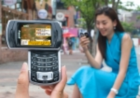 삼성전자는 비디오 연동형(BIFS) 지상파 DMB 데이터방송 솔루션을 최근 한국전자전에서 선 보였던'스윙형 지상파 DMB폰(B2300)'에 적용, 구현하는데 성공했다