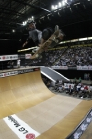 영국 맨체스터 이브닝 뉴스 경기장 (Manchester Evening News Arena)에서 개최된    ‘LG 액션스포츠 챔피언십’  대회의 2005년 최종 결선에서 참가 선수가                 멋진 스케이트보드 묘기를 선보이고 있다