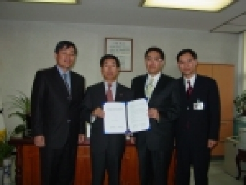 교육인적자원부는 e러닝 전문기업 다울소프트와 <티칭메이트 교수학습시스템 학교 보급 사업>에 양해각서를 체결했다. 왼쪽부터 이병현 교육부 국제교육정보화국장, 김영식 교육인적자원부 차관, 양주명 다울소프트 대표이사, 정종철 교육부 국제교육정보화국 지식정보정책과장.
