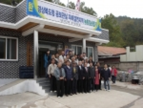 경상북도 공보관실 윤정길 공보관과 직원들은 10월 21일(금) 자매결연 마을인 영양군 석보면 답곡2리 마을(리장 김상열)을 찾아 가을걷이 등에 바쁜 농촌 일손돕기에 나섰다.