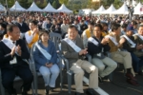 ‘2005 외국인근로자 어울림마당’축제가 10월 23일 안산공과대학에서 펼쳐졌다.