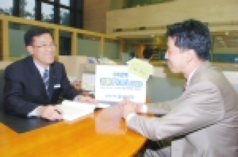 우리은행은 일반 고객이 손쉽게 경매물을 취득할 수 있는 “경매 Plus Loan"을 24일부터 판매한다.