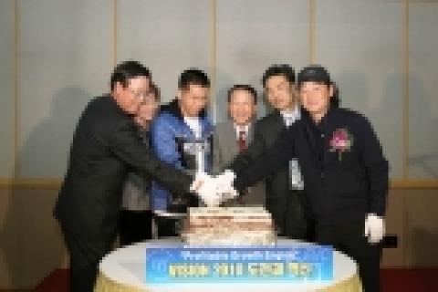 김진호 후원행사, 왼쪽부터 이기영 사장, 김진호 모친, 김진호 군, 구자준 부회장, 강윤명 노조위원장, 박영석 씨