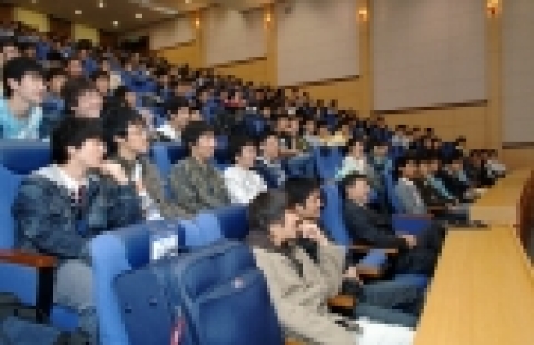 챌린지코스 및 리더십훈련 장면 사진