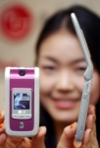 LG전자가 현존하는 WCDMA 휴대폰 중 최고 얇은 18.2mm 휴대폰(모델명:LG-U880)을 출시했다.