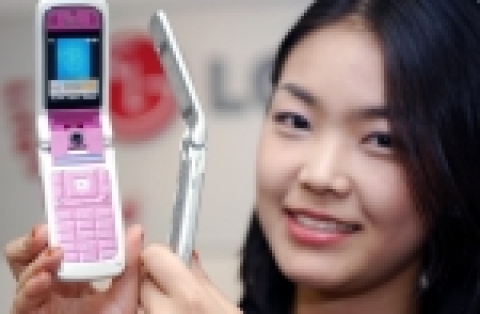 LG전자가 현존하는 WCDMA 휴대폰 중 최고 얇은 18.2mm 휴대폰(모델명:LG-U880)을 출시했다.